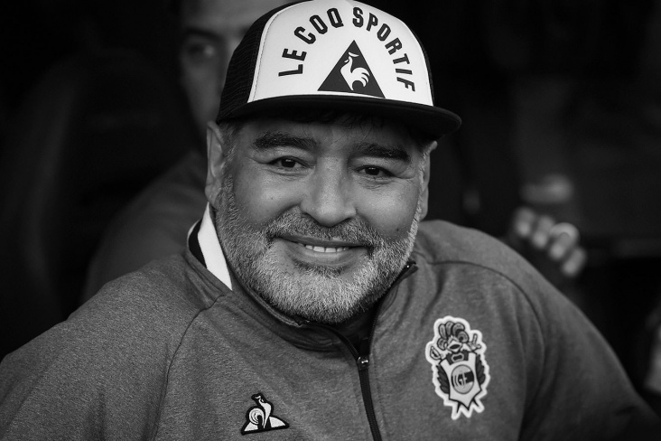 "Napoli" rahbariyati Maradonaning xotirasini yod etdi(foto)