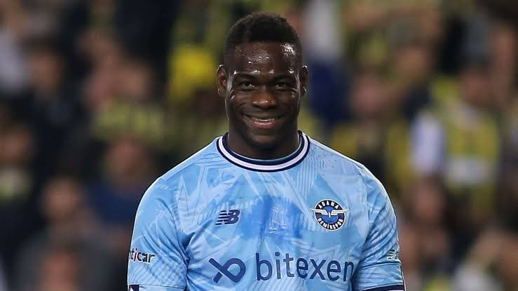 Balotelli A Seriya klubi uchun tibbiy ko‘rikdan o‘tmoqda (video)